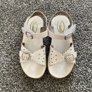 Toddler girl size 9 white leather footmates Ariel sandals